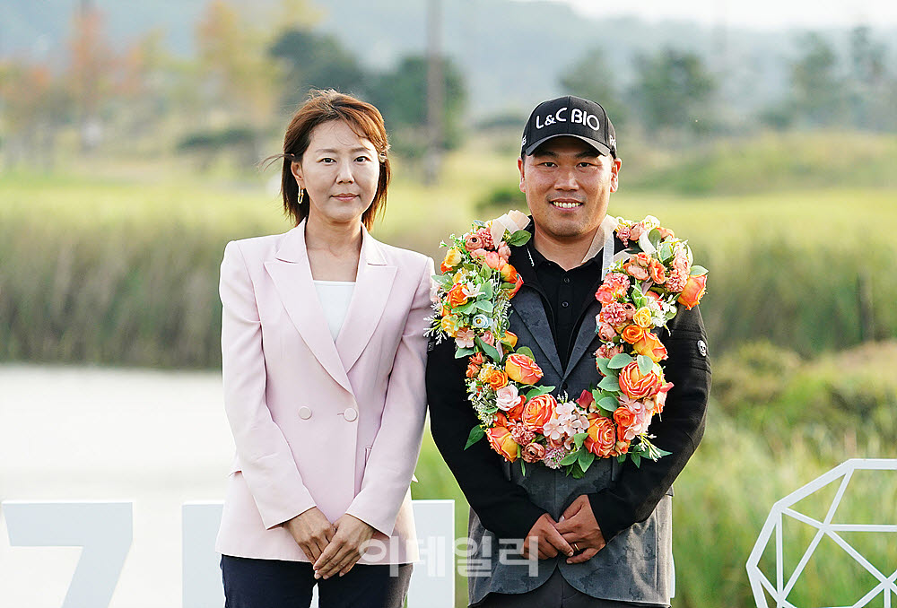 [포토] 이대한, 라미드그룹 문유선 대표로부터 우승 꽃다발