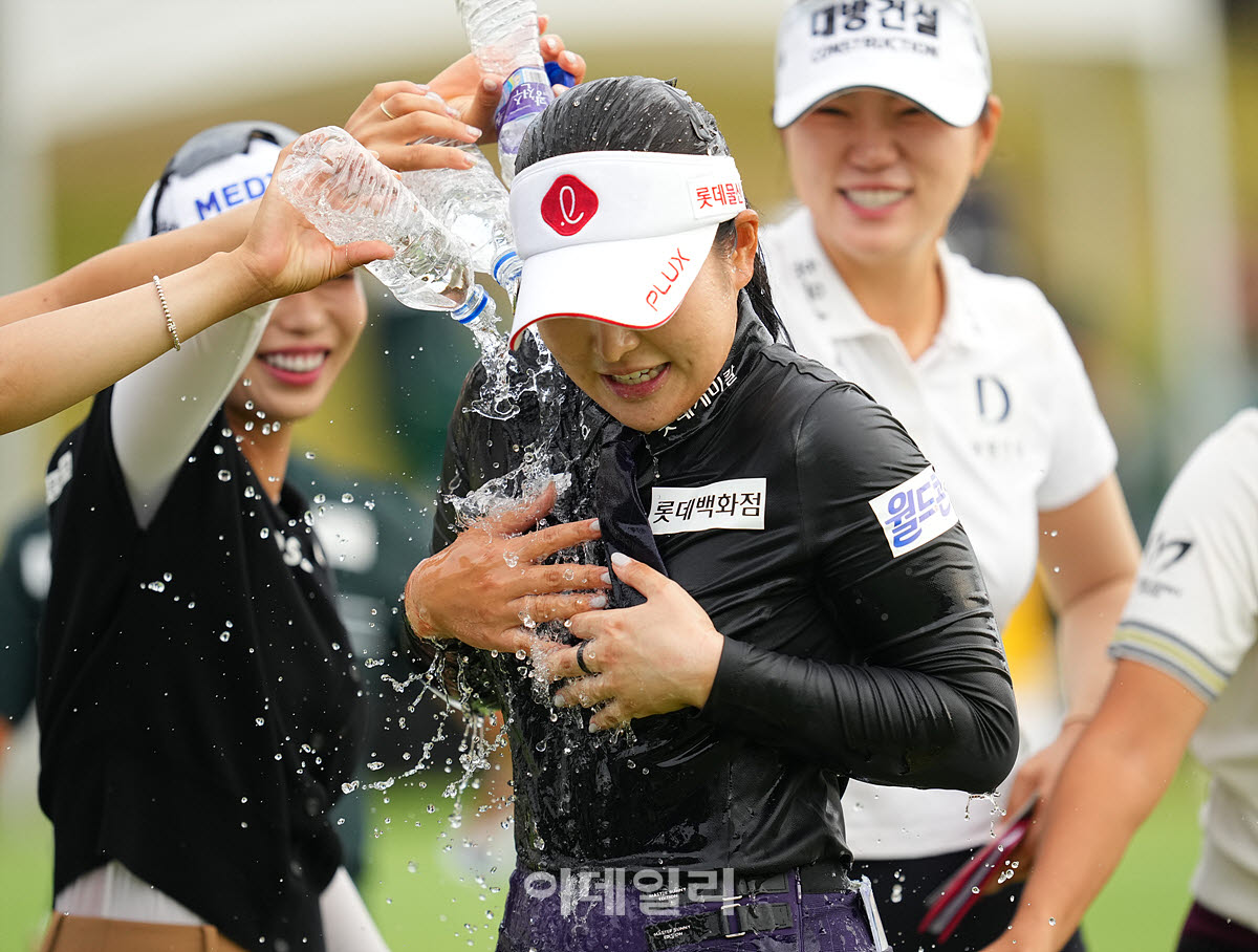 [포토]유현조,축하 물세례 너무 차가워
