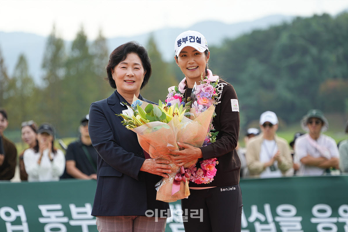 [포토]장수연,제2의 인생 축하 꽃다발