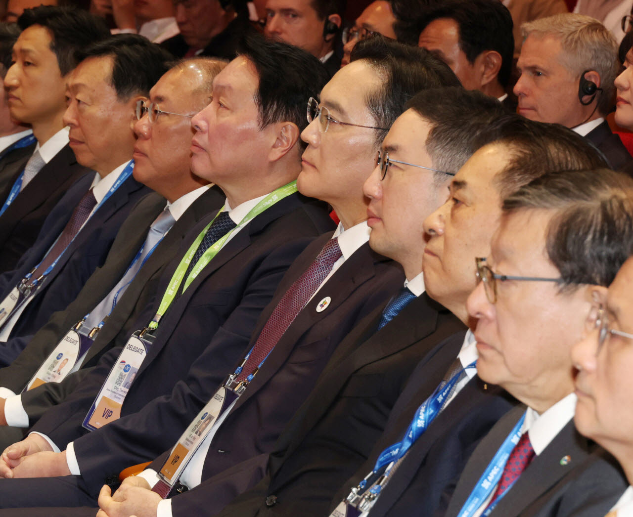 지난해 10월 경북 경주예술의전당에서 열린 아시아태평양경제협력체(APEC) CEO 써밋에서 참석자들이 이재명 대통령의 특별연설을 경청하고 있다. 왼쪽부터 정기선 HD현대 회장, 신동빈 롯데그룹 회장, 정의선 현대차그룹 회장, 최태원 SK그룹 회장 겸 대한상의 회장, 이재용 삼성전자 회장, 구광모 LG그룹 회장, 장인화 포스코홀딩스 회장, 허태수 GS그룹 회장(대통령실통신사진기자단)
