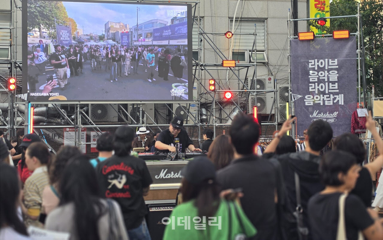 11일 서울 연남동 동진시장 주차장에서 관람객들이 채널1969 라이브 공연 실황을 기다리고 있다. 이날 동진시장에선 아티스트 플리 마켓과 DJ 블락 파티(Block Party) 등이 진행됐다. (사진=한광범 기자)