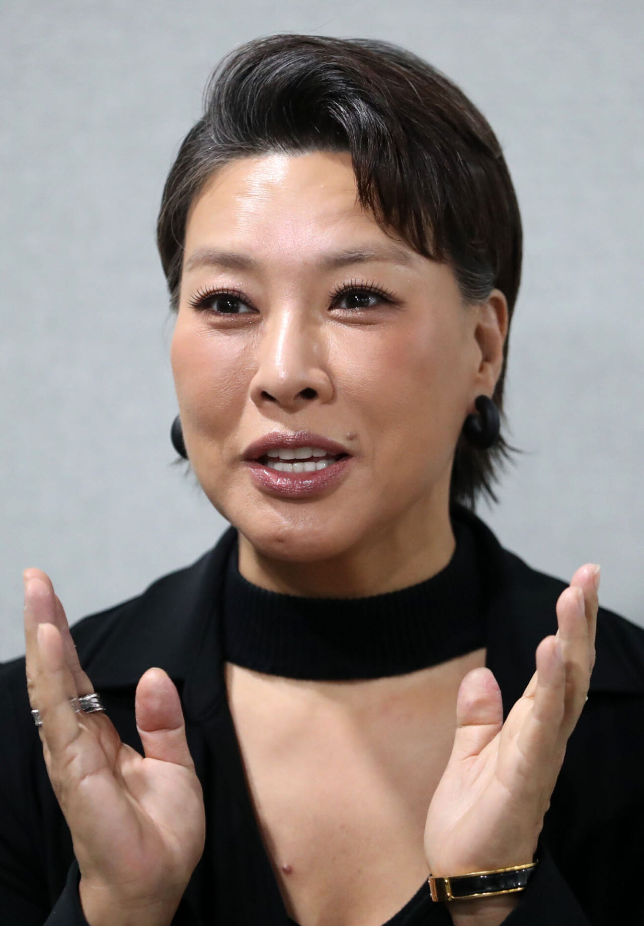 한국뮤지컬배우협회 정영주 이사장(오른쪽)이 지난 6일 서울 종로구 정화예대에서 진행된 이데일리와 인터뷰에서 사진 촬영에 응하고 있다. (사진=김태형 기자)