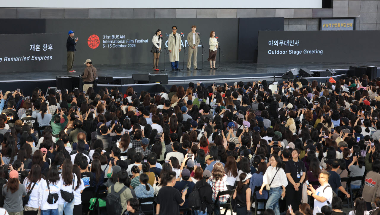 배우 신민아(왼쪽부터)와 주지훈, 이종석, 이세영이 10일 부산 해운대구 영화의전당 루프씨어터에서에서 열린 제31회 부산국제영화제 '재혼황후' 무대인사에서 인사말을 하고 있다.(사진=뉴스1)