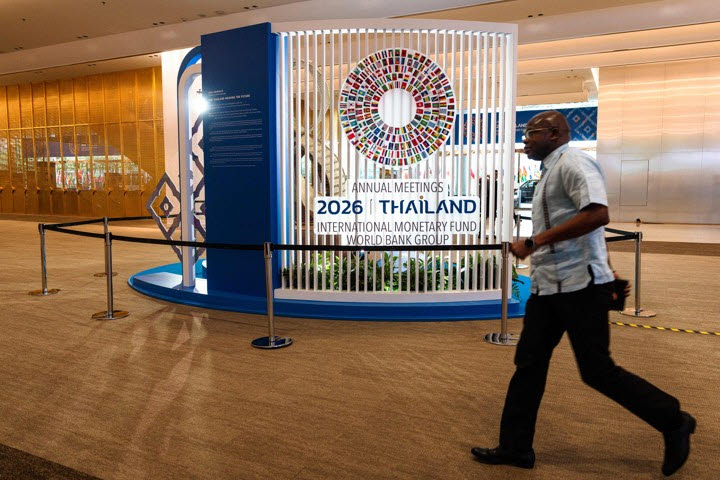 2026년 IMF-세계은행 그룹 연차총회 행사 준비가 한창인 가운데, 한 남성이 행사 로고가 새겨진 전시물 앞을 지나가고 있다. (사진=AFP)