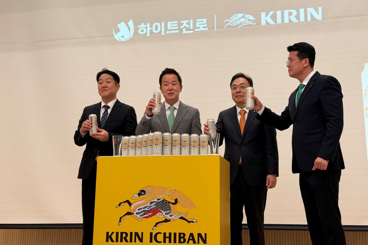 8일 경기도 용인시 하이트진로 연구소에서 열린 기자 간담회에서 하이트진로 관계자들이 기념촬영을 하고 있다. 왼쪽부터 하이트진로 김동우 전주공장장, 장인섭 대표이사, 전장우 연구소장, 권광조 프리미엄권역장. (사진=하이트진로).
