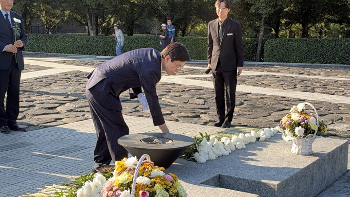 조경태 국민의힘 의원이 지난 9일 경남 김해시 봉하마을 노무현 전 대통령 묘역을 참배하고 있다. (사진=연합뉴스)