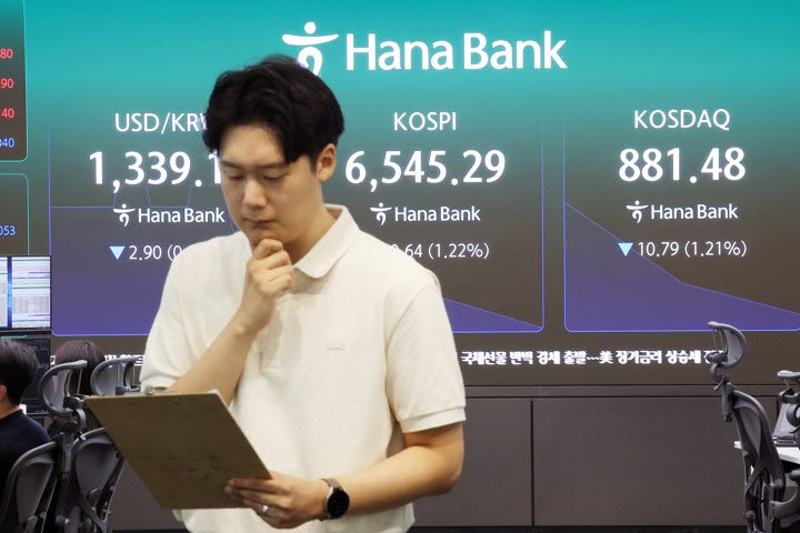 하락 개장한 증시 (서울=연합뉴스) 김성민 기자 = 12일 서울 중구 하나은행 본점 딜링룸 전광판에 원/달러 환율, 코스피, 코스닥 지수가 표시돼 있다. 2026.10.12