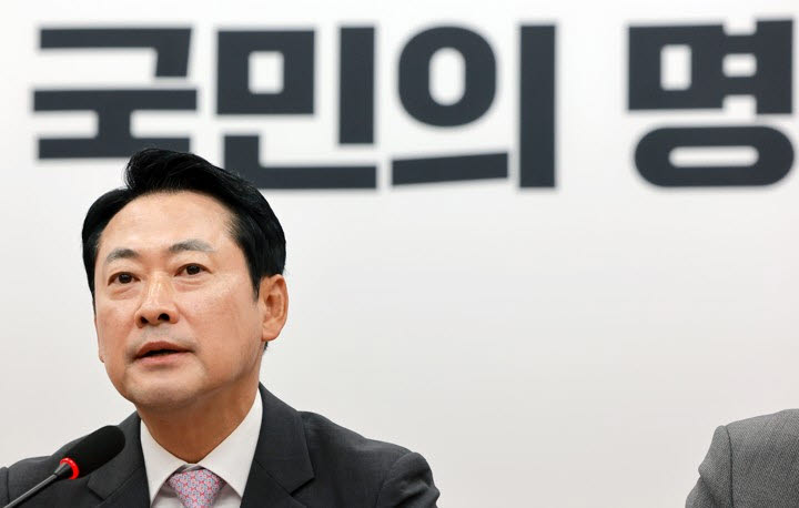 장동혁 국민의힘 대표가 12일 국회에서 열린 최고위원회의에 참석해 발언하고 있다. (사진=연합뉴스)