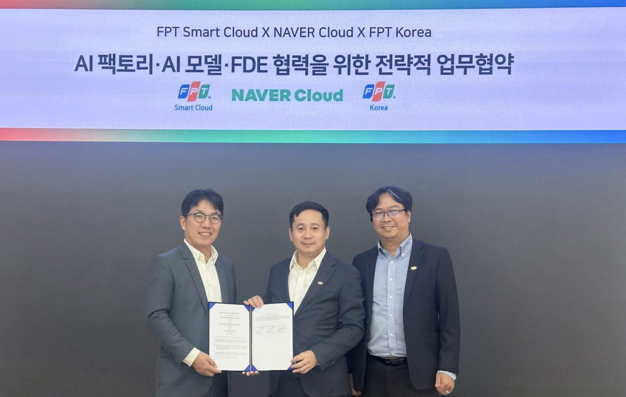 네이버클라우드가 베트남 대표 IT 기업 FPT와 AI 팩토리 및 GPUaaS 사업 추진을 위한 업무협약을 체결했다. (왼쪽부터) 김유원 네이버클라우드 대표, 레 홍 비엣(Le Hong Viet) FPT 코퍼레이션 스마트클라우드 대표, 레 쑤안 록 (Le Xuan Loc) FPT Korea 수석부사장 (사진=네이버클라우드)