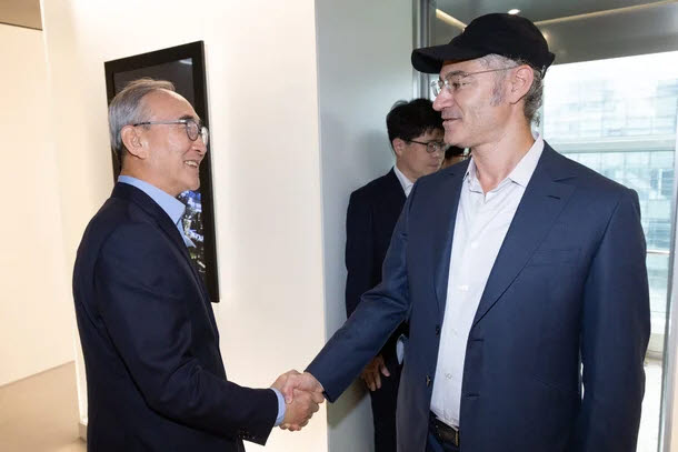 알렉스 카프(오른쪽) 팔란티어 CEO가 2025년 10월 14일 당시 김영섭 KT 대표와 악수를 하고 있다. 사진=KT