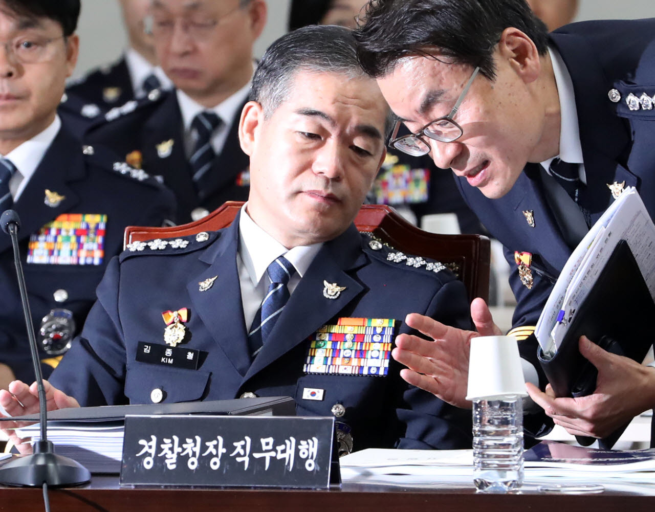 김종철 경찰청장 직무대행이 12일 서울 서대문구 경찰청에서 열린 국회 행정안전위원회 국정감사에서 관계자와 답변을 논의하고 있다. [이데일리 김태형 기자]