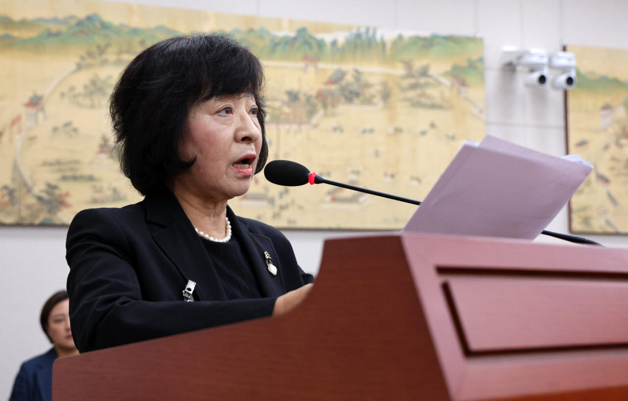 박지향 동북아역사재단 이사장이 12일 서울 여의도 국회에서 열린 교육위원회 국정감사(한국학중앙연구원 등)에서 업무보고를 하고 있다. (사진=뉴시스)