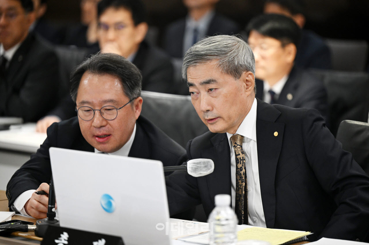 [이데일리 이영훈 기자] 신현송 한국은행 총재가 12일 오전 서울 중구 한국은행에서 열린 국정감사에 출석해 참석 위원의 질문에 답하고 있다.