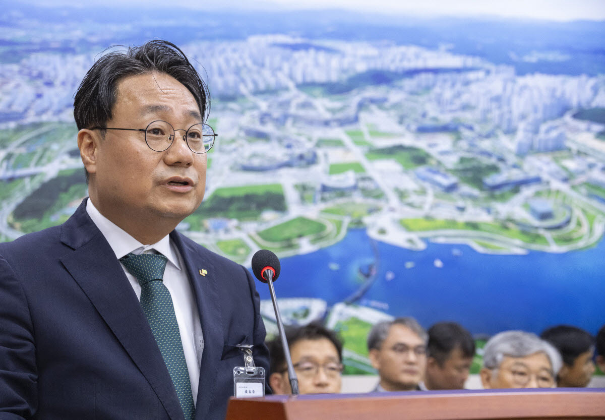 이성훈 한국토지주택공사(LH) 사장이 12일 국회에서 열린 국토교통위원회 국정감사에 출석해 기관 보고를 하고 있다.(사진=연합뉴스)