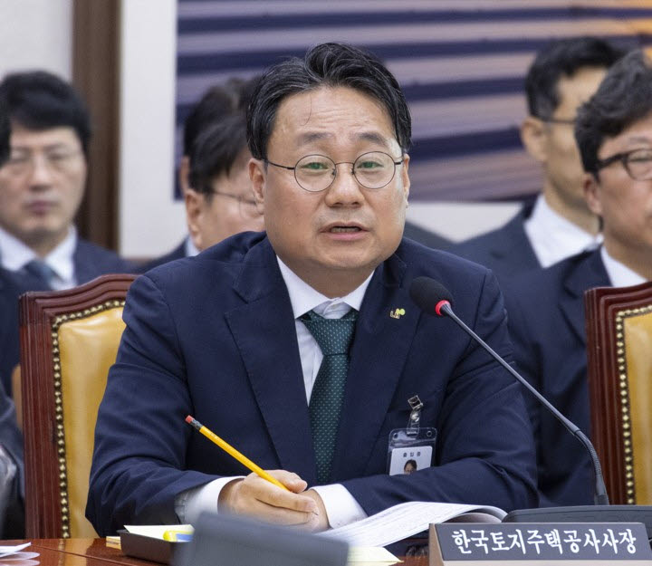 이성훈 한국토지주택공사(LH) 사장이 12일 국회에서 열린 국토교통위원회 국정감사에 출석해 LH의 부채 증가와 관련한 의원 질의에 답하고 있다.(사진=연합뉴스)