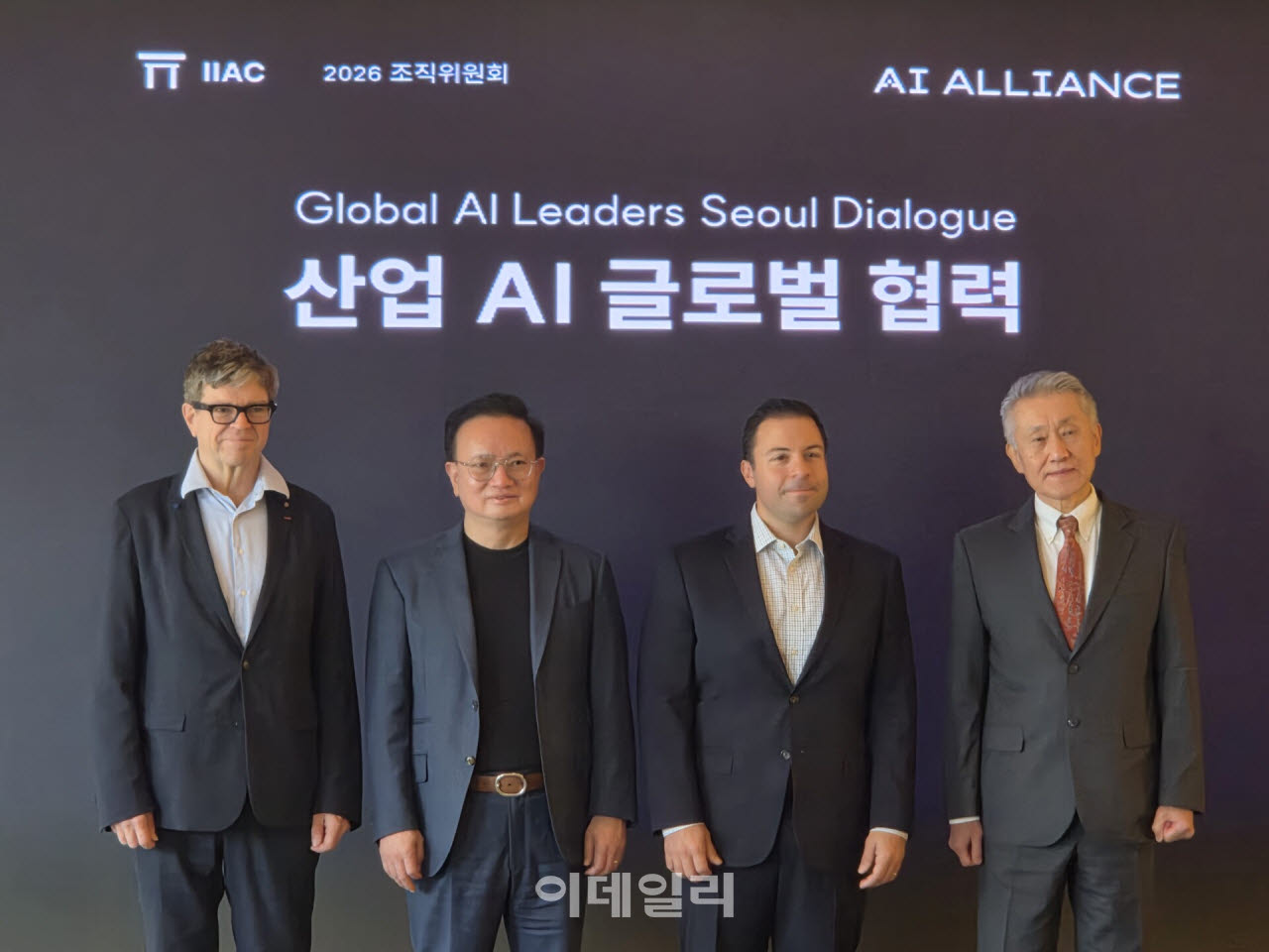 12일 웨스틴조선 서울에서 열린 '산업 AI 글로벌 협력'에 참석한 얀 르쿤 AMI 랩스(Labs) 회장, 크리스토퍼 응우옌 에이토매틱 CEO, 앤서니 아눈지아타 AI 얼라이언스 공동창립자 겸 공동의장, 지미 리 ASI 파운드리 회장이 기념사진을 찍고 있다. (사진=한광범 기자)