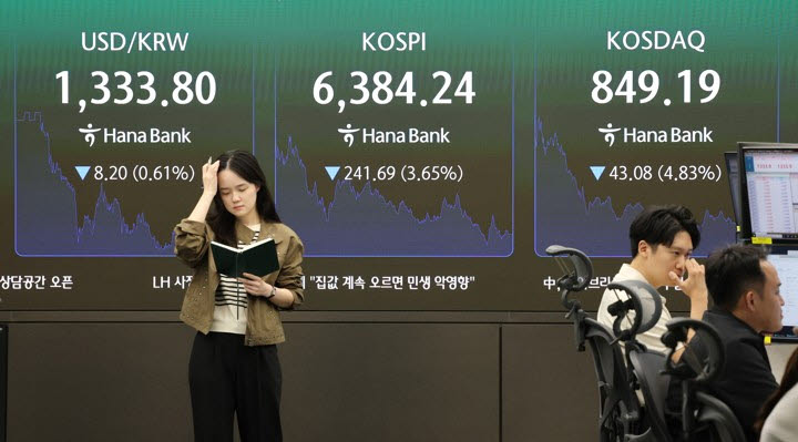 코스피, 삼전 역대급 실적에도 급락 마감 (서울=연합뉴스) 김주형 기자 = 12일 서울 중구 하나은행 본점 딜링룸 현황판에 코스피 등이 표시되고 있다.
