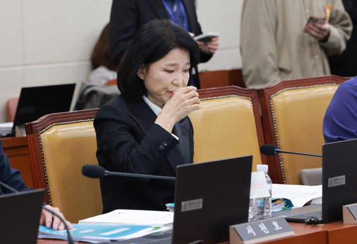 12일 국회 과학기술정보방송통신위원회에서 열린 방미통위 등에 대한 국정감사에서 국민의힘 이진숙 의원이 물을 마시고 있다(사진=연합뉴스)