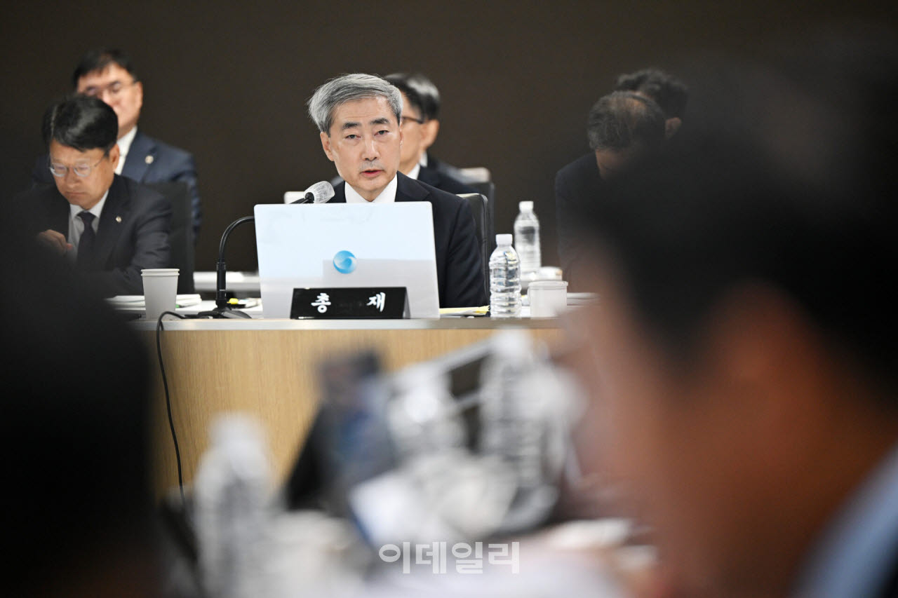 신현송 한국은행 총재가 12일 오전 서울 중구 한국은행에서 열린 국정감사에 출석해 참석 위원의 질문에 답하고 있다. (사진= 이데일리 이영훈 기자)