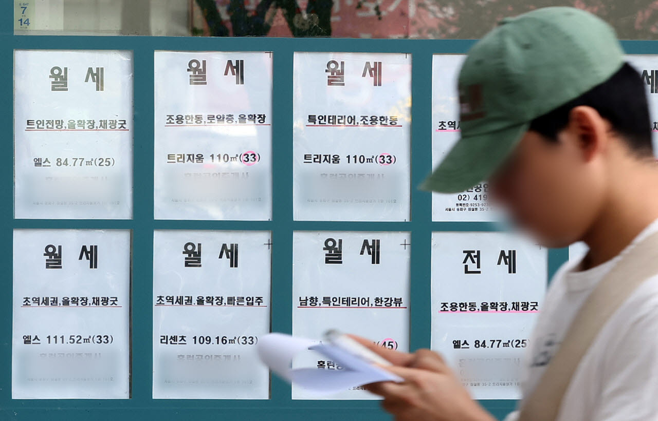 지난달 18일 서울 시내 한 부동산 중개업소에 게시된 월세 정보. (사진=뉴스1)
