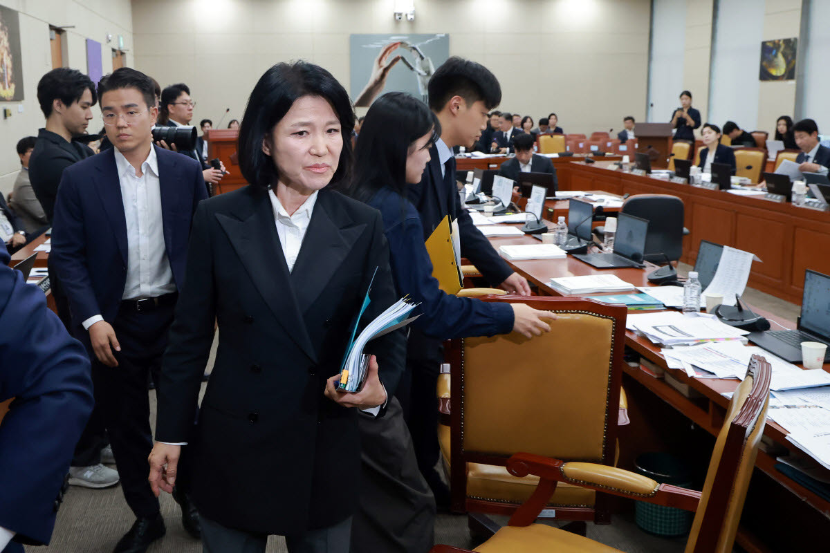 12일 국회 과학기술정보방송통신위원회 전체회의에서 위원장인 송기헌 더불어민주당 의원이 이진숙 국민의힘 의원을 방송미디어통신위원회 등에 대한 국정감사에서 제척하는 안건을 의사일정에 추가하자, 이 의원이 항의하며 회의실을 떠나고 있다.(사진=연합뉴스)