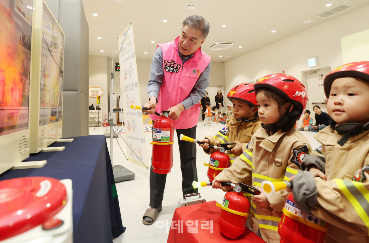 [포토] 취임 100일, 현장 소통하는 김현기 강남구청장
