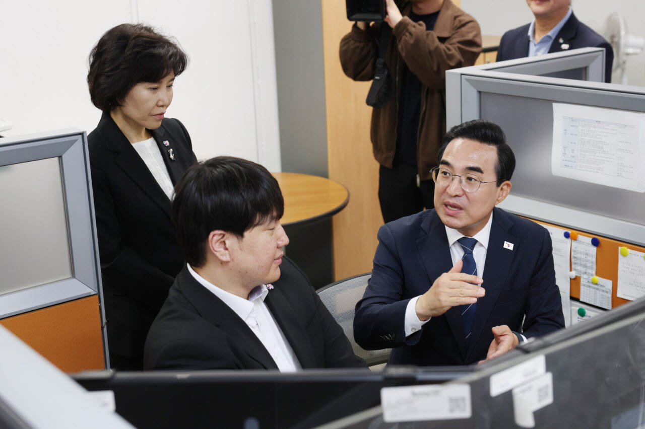 박홍근 기획예산처 장관이 12일 서울 중구 소공동 중앙 서민금융통합지원센터에서 현장방문을 하고 있다.(사진=기획예산처)