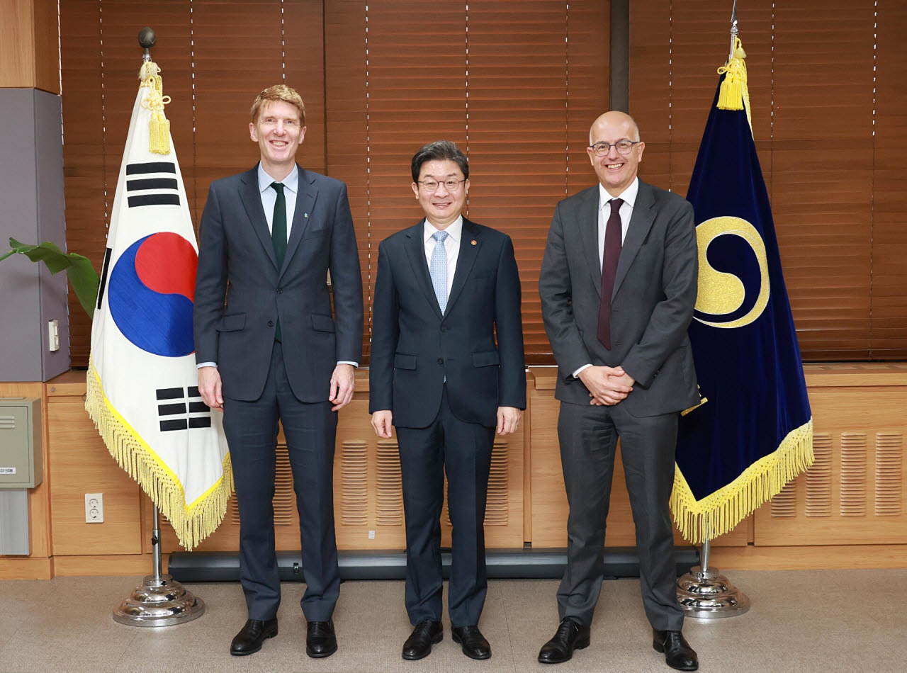 이억원 금융위원장(가운데)은 12일 오후 정부서울청사에서 영국 스탠다드차타드그룹(SC그룹) 마누스 코스텔로(CFO), 제이슨 포레스터 최고위험책임자(CRO)와 글로벌 금융환경 변화와 대응방안을 주제로 면담한 후 기념사진을 촬영하고 있다.(사진=금융위원회)