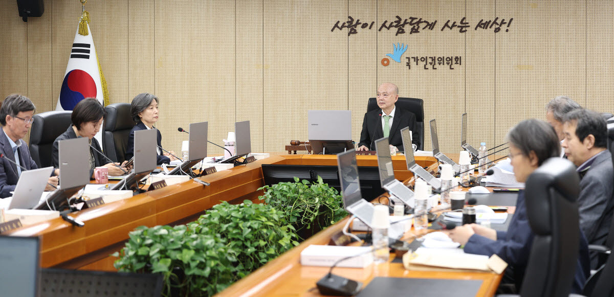 12일 서울 중구 국가인권위원회에서 열린 제17차 전원위원회의 시작에 앞서 안창호 국가인권위원장이 참석 위원들과 대화하고 있다. (사진=연합뉴스)