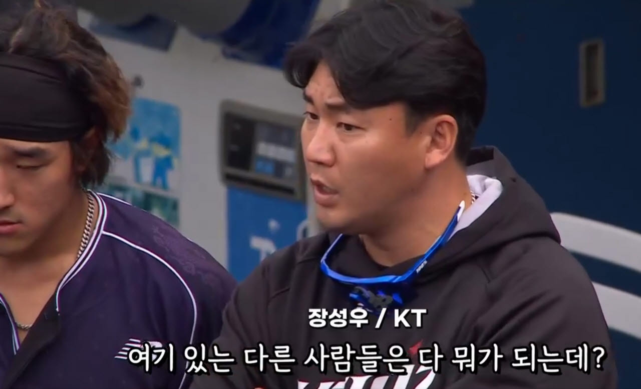 선수들을 집합시킨 뒤 질책을 하는 KT위즈 주장 장성우. 사진=중계화면 캡처