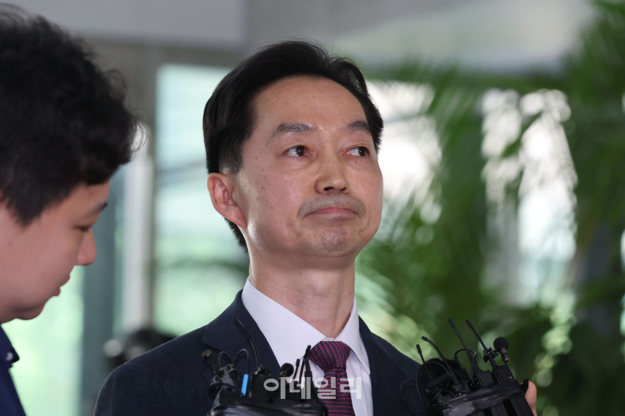 김지용 초대 중대범죄수사청장 후보자가 지난 달 8일 서울 종로구 정부서울청사 창성동별관에 마련된 인사청문회 준비단 사무실로 출근하며 취재진 질문에 답하고 있다. (사진=이영훈 기자)