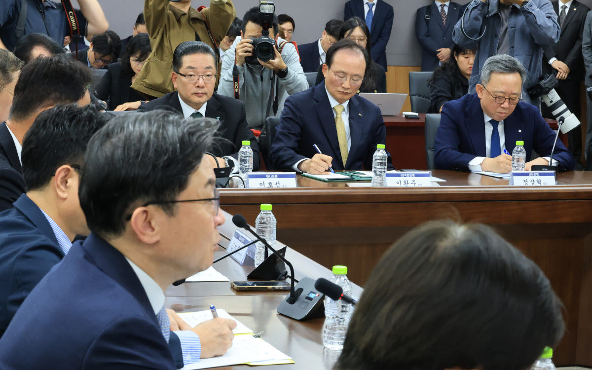 지난 4일 정부서울청사에서 열린 최근 침해위협 대응 전금융권 긴급 점검회의에서 정상혁 신한은행장(오른쪽부터), 이환주 KB국민은행장, 이호성 하나은행장이 이억원 금융위원장의 발언을 경청하고 있다.(사진=연합뉴스)