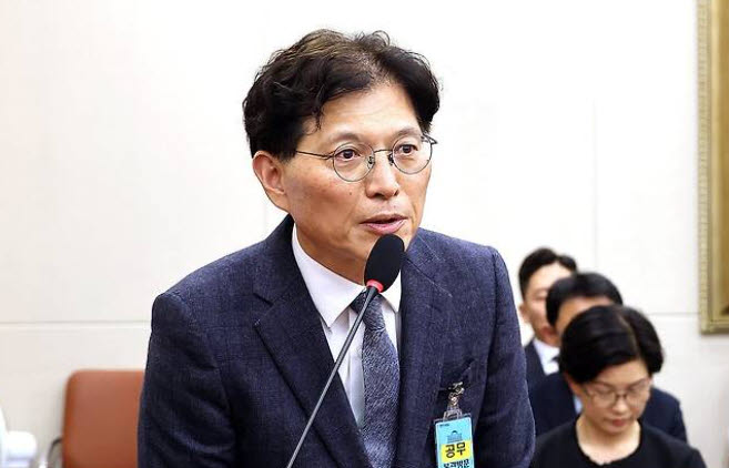 오진석 GS리테일 부사장이 12일 국회에서 열린 정무위원회 국정감사에서 위원 질의에 답하고 있다. (사진=연합뉴스)