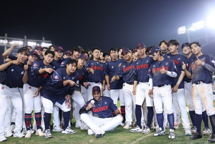 12일 서울 잠실야구장에서 열린 프로야구 KBO리그 롯데와 두산의 경기. 이날 4안타를 몰아치며 시즌 211 안타를 달성한 롯데 빅터 레이예스가 선수들과 함께 기념촬영을 하고 있다. 사진=연합뉴스