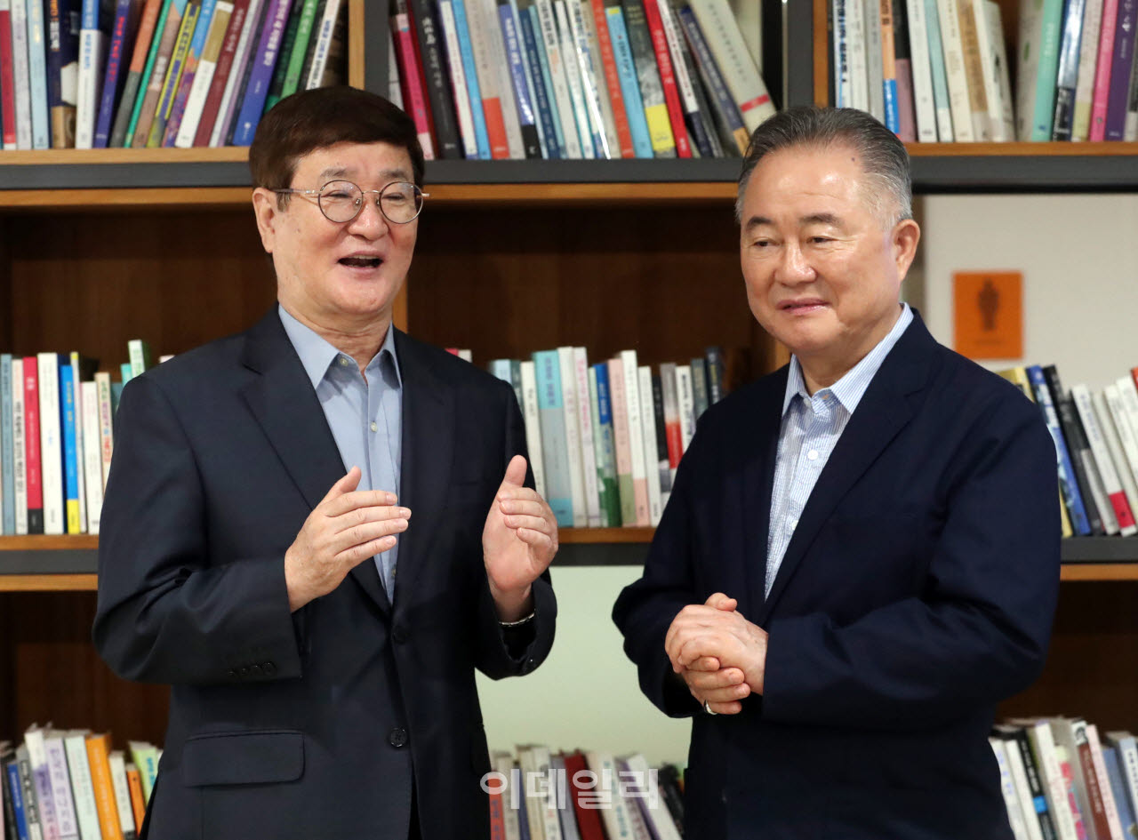 고영환 전 국립통일교육원장은 북한 변화를 이끌 가장 현실적인 힘으로 한류를 꼽았다. 한국 드라마와 영화, 음악이 북한 주민들에게 외부 세계의 실상을 보여주고 체제에 대한 인식을 바꾸는 계기가 된다는 것이다. 그는 북한 정권의 갑작스러운 붕괴보다 주민들의 의식이 점진적으로 변화하는 방식이 유혈 사태를 막고 평화통일로 이어질 수 있다고 강조했다. (사진=김태형 기자)