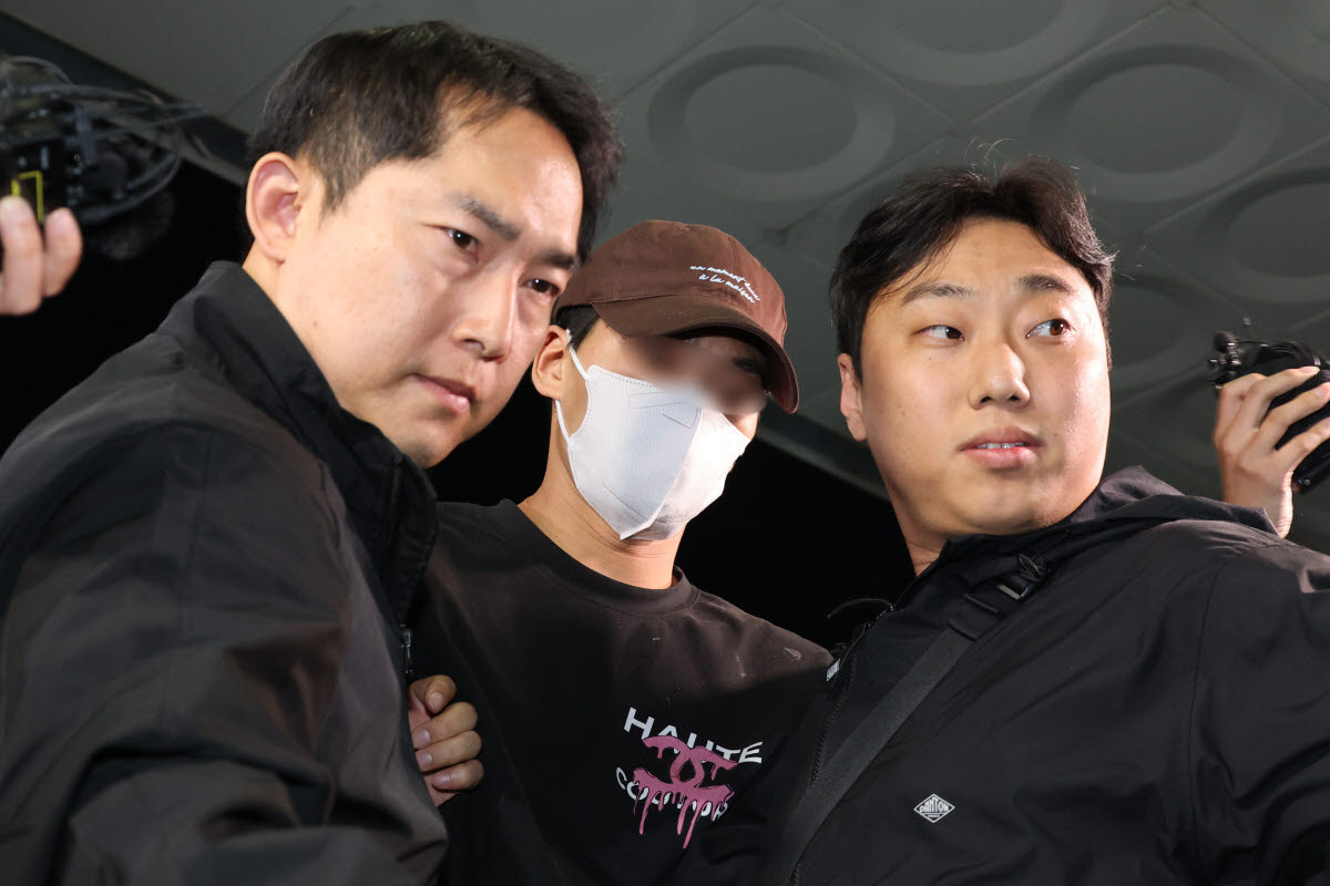 이혼소송 중 장모 살해 및 아내를 납치한 20대 중반 남성 김모 씨가 11일 서울 송파경찰서로 송치되고 있다 (사진=연합뉴스)