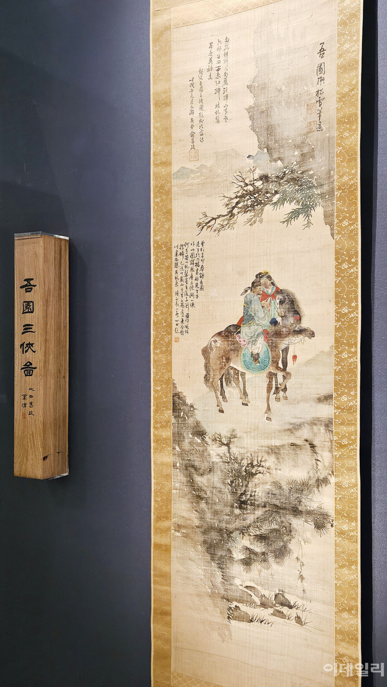 오원 장승업의 ‘풍진삼협’(어지러운 세상의 세 협객)과 오동나무 상자. 상자 바깥의 상서는 오세창이 썼다. ‘오원의 삼협도. 심전의 옛 발문이 있다. 위창’. 흥미로운 건 상자 안쪽에 있을 심전 안중식의 ‘발문’이다. 내용을 추리면, 심전이 신묘년(1891) 봄 마침 이 그림을 그리고 있는 오원 선생을 찾아뵈었는데 ‘풍진삼협도’라 하더란 거다. 그림에는 둘뿐인지라 ‘한 명은 어디에 있느냐’ 물었더니 ‘뒤에 있어 아직 오지 않았다’고 대답했단다(사진=오현주 문화전문기자).