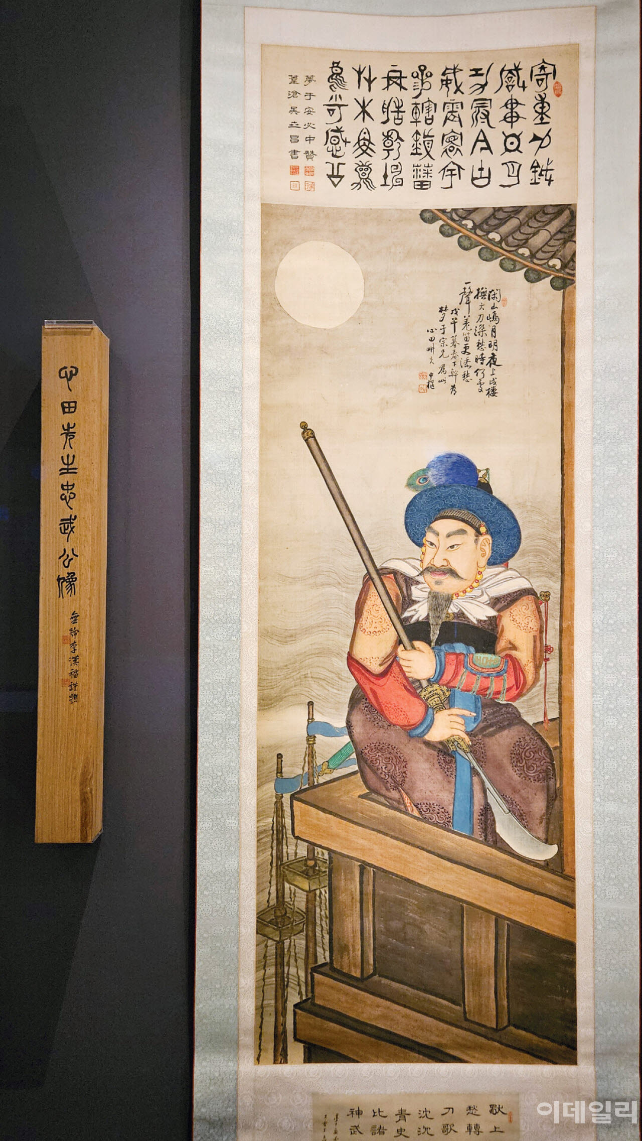심전 안중식의 ‘한산충무’(한산도의 충무공, 1918)와 이한복이 상서를 쓴 오동나무 상자. ‘심전 선생의 충무공상. 무호 이한복이 삼가 제하다’라고 써 있다. 1915년 잡지 ‘청춘’(4회)에 유사한 무인의 도상을 삽화로 선보인 적이 있는 안중식이 그 모습에 화려한 채색을 더해 충무공 초상으로 재탄생시킨 것으로 보인다(사진=오현주 문화전문기자).
