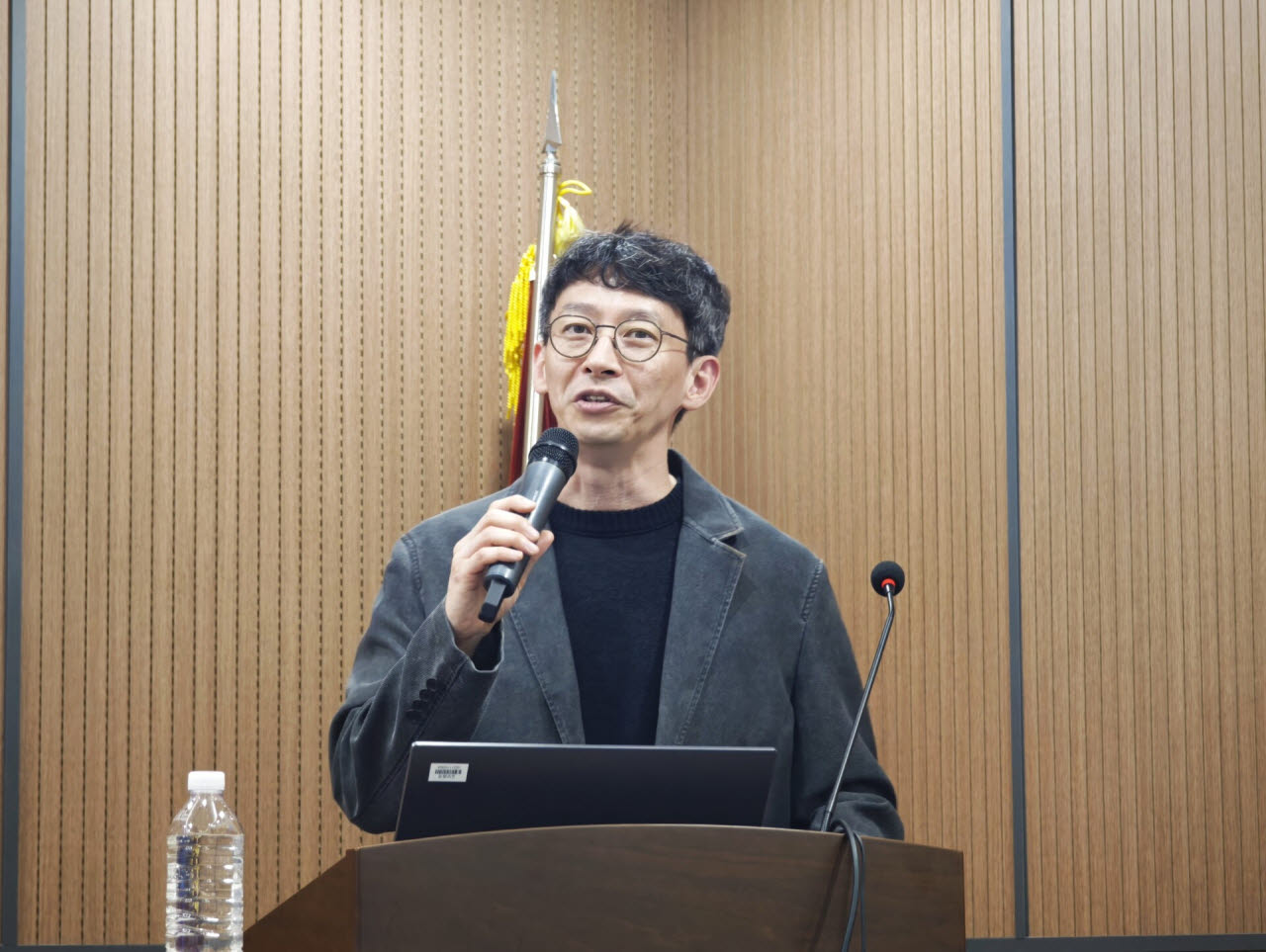 최정균 네오젠로직 대표 겸 한국과학기술원(KAIST) 교수가 지난달 29일 서울시 영등포구 의사당대로 교보증권 본사에서 열린 연구개발(R&D) 설명회에서 자사의 맞춤형 암백신 파이프라인을 설명 중이다. (사진=김지완 기자)