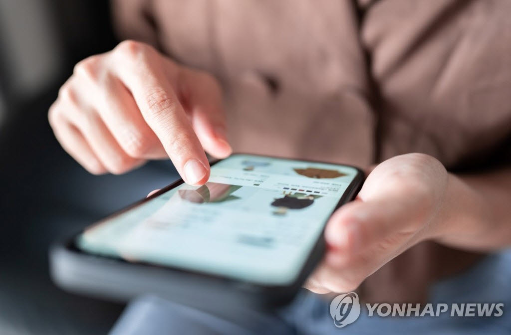 휴대폰을 사용하는 모습. (사진=연합뉴스)