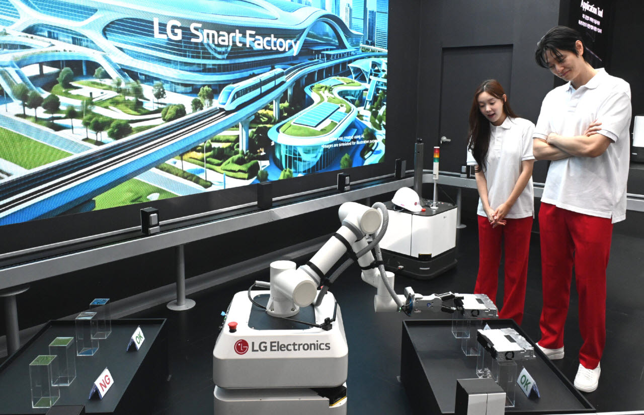‘스마트 팩토리(Smart Factory)’ 공간에서는 자율 이동 협동로봇 ‘LG MoMa(Mobile Manipulator)’가 자재를 이송하고 작업을 수행하는 미래형 제조 현장을 소개한다. (사진=LG전자)