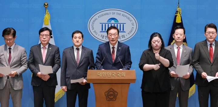 국회 정무위원회 야당 간사인 국민의힘 서일준 의원 등 국민의힘 정무위원들이 13일 국회 소통관에서 전날 국정감사에서의 주병기 공정거래위원장 답변과 관련해 주 위원장 사퇴 촉구 기자회견을 하고 있다. (사진=연합뉴스)