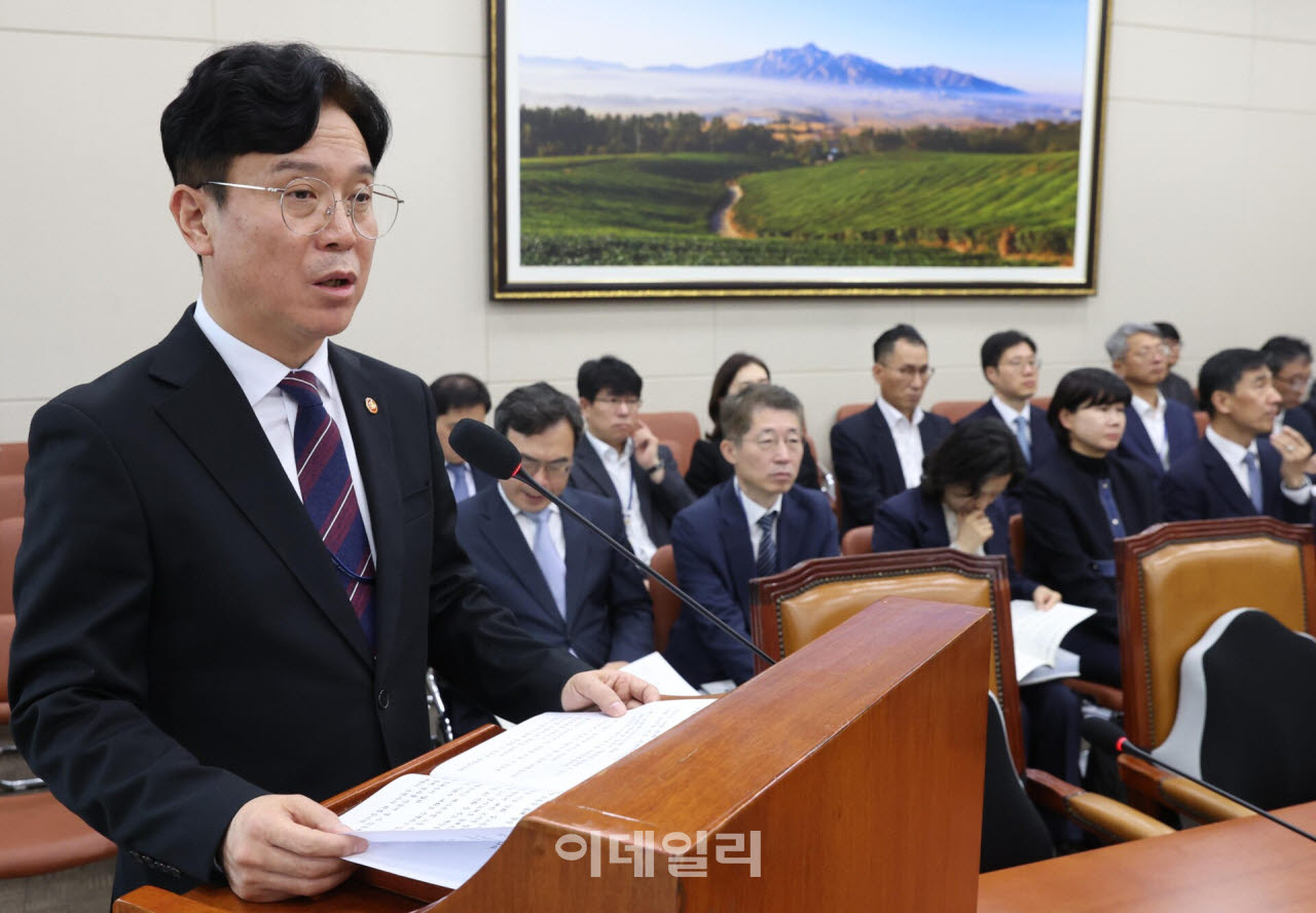 [포토]국정감사, '업무현황 보고하는 김영훈 장관'