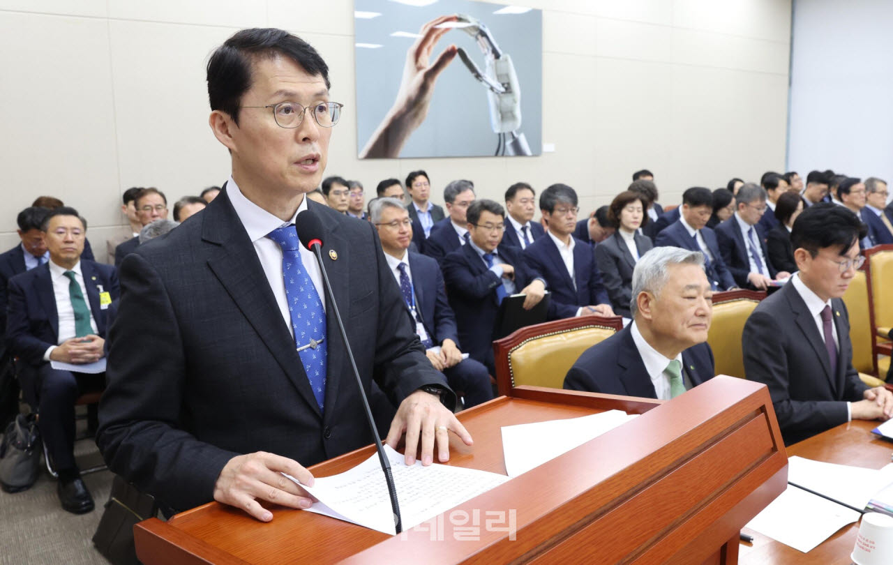 [포토]국정감사, '업무현황 보고하는 최원호 위원장'
