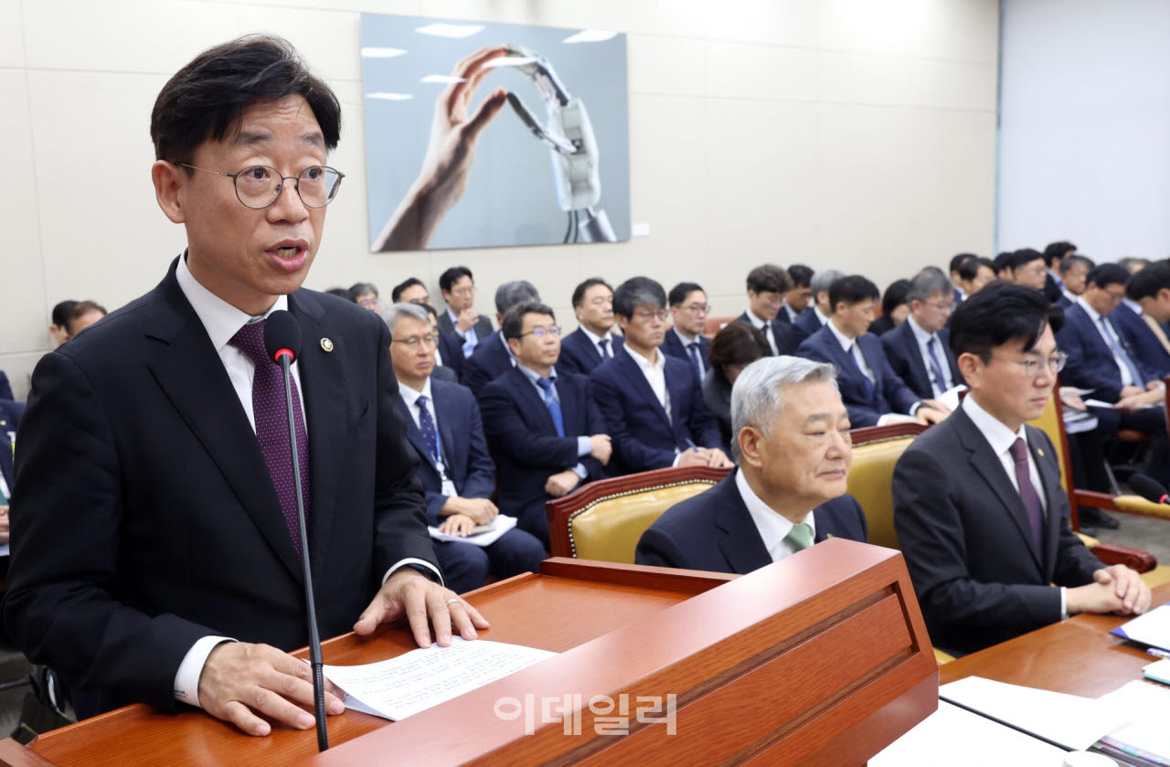 [포토]국정감사, '업무현황 보고하는 오태석 우주항공청장'