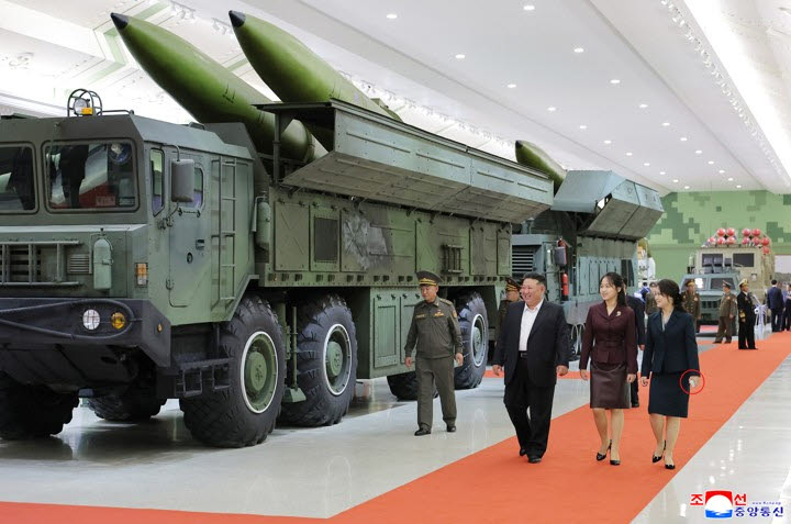 김정은 북한 국무위원장이 지난 11일 개관한 제2경제위원회 국방혁명박물관에서 딸 주애, 담뱃갑과 성냥갑으로 보이는 물건을 손에 쥔 리설주 여사와 함께 미사일을 실은 발사차량 앞을 걷고 있다.[조선중앙통신=연합뉴스 제공]