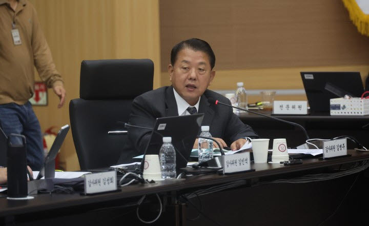 김병주 더불어민주당 의원이 12일 대전 병무청에서 열린 국회 국방위원회의 병무청에 대한 국정감사에서 질의하고 있다. (사진=연합뉴스)