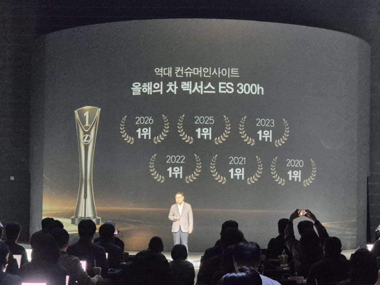 콘야마 마나부 렉서스코리아 사장이 13일 서울 광진구 ‘빛의 시어터’에서 열린 미디어 컨퍼런스에서 8세대 완전변경 모델 ‘올 뉴 ES’에 대해 설명하고 있다. (사진=이윤화 기자)
