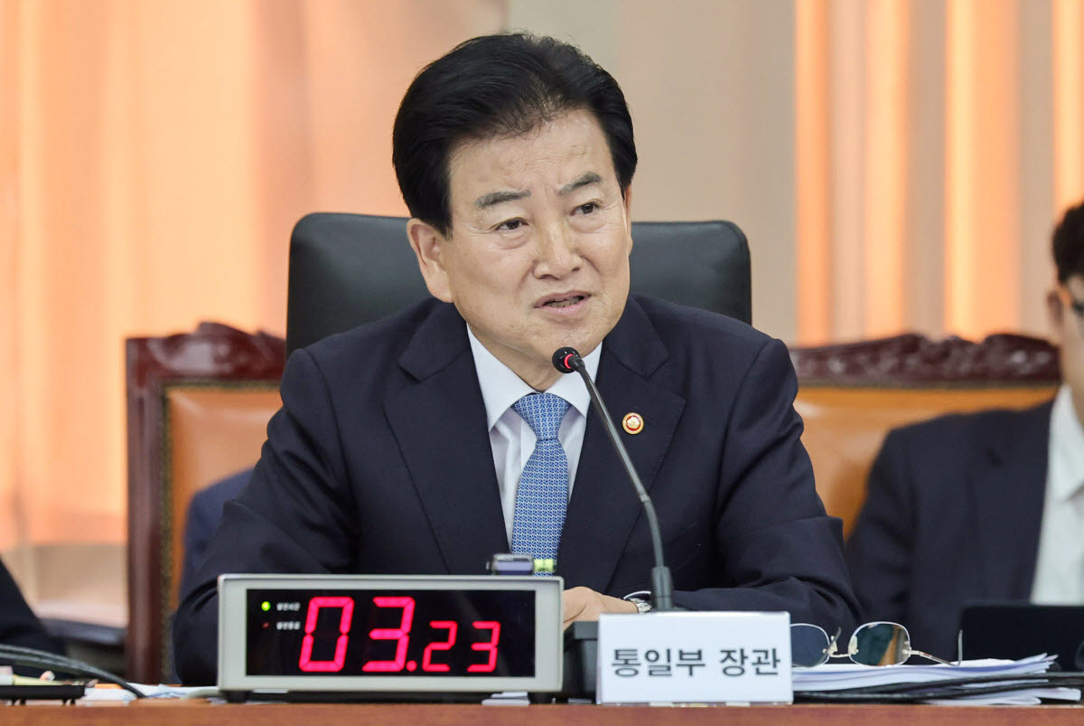 정동영 통일부 장관이 지난 7일 서울 종로구 남북회담본부에서 열린 외교통일위원회 국정감사에서 의원들의 질의에 답하고 있다. (사진=연합뉴스)