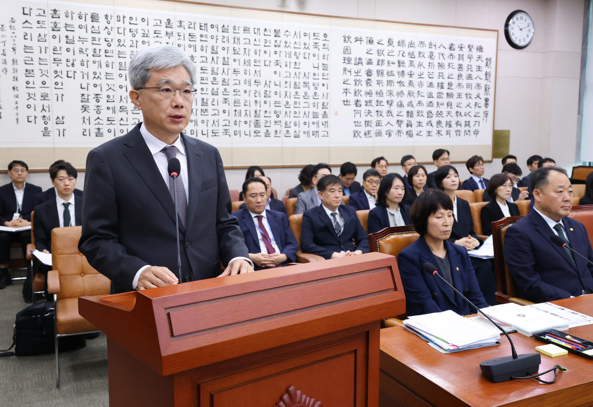 김상환 헌법재판소장이 13일 국회에서 열린 법제사법위원회 국정감사에 출석해 인사말을 하고 있다. (사진=연합뉴스)
